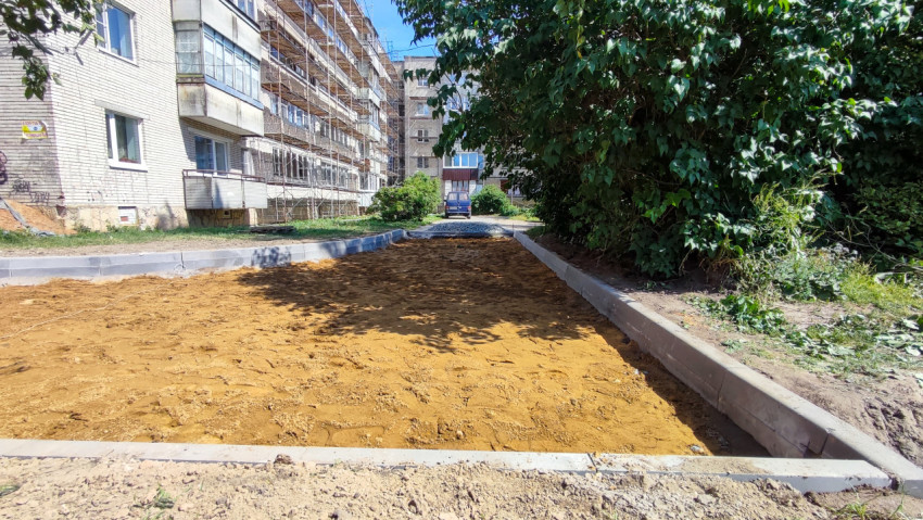 Подготовленная площадка с песчаным основанием во дворе