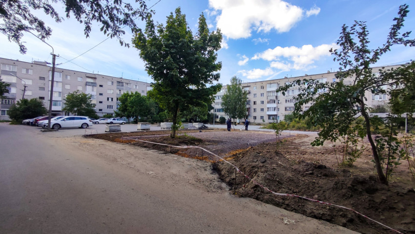Рабочие укладывают щебень на дворовой территории