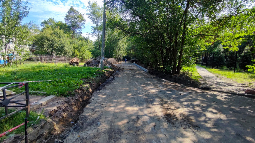 Подготовка дорожного полотна во дворе жилого дома