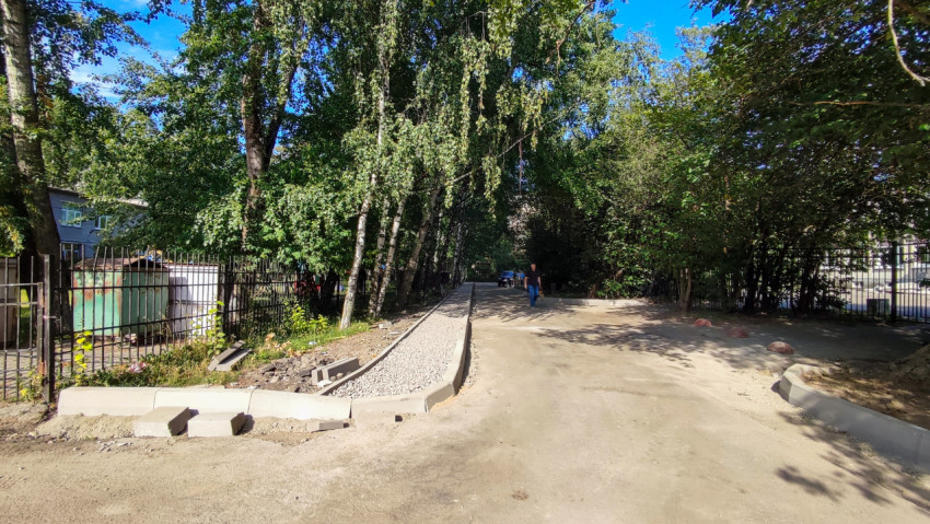 Участок двора с новыми бордюрами и щебнем