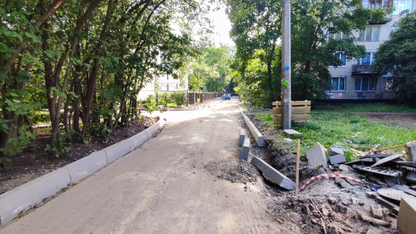 Подготовка внутридворовой дороги с установкой бордюров