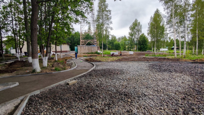 Строительная площадка с щебеночным покрытием и башенной опорой