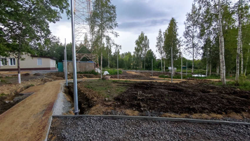 Установка металлических опор в парковой зоне