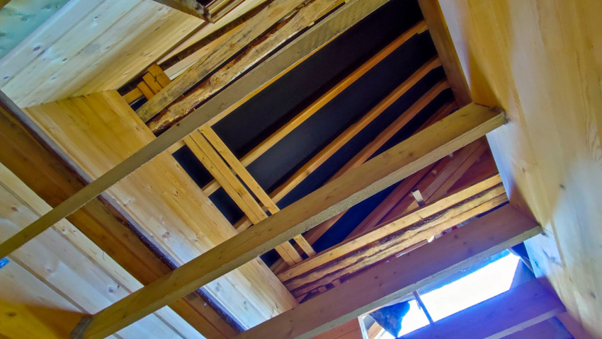 Вид на стропильную систему деревянного дома изнутри