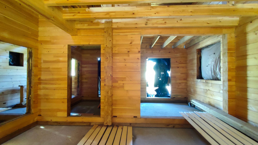 Внутренние стены деревянного дома в процессе строительства