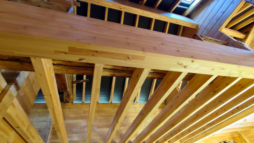 Деревянные перекрытия внутри строящегося дома