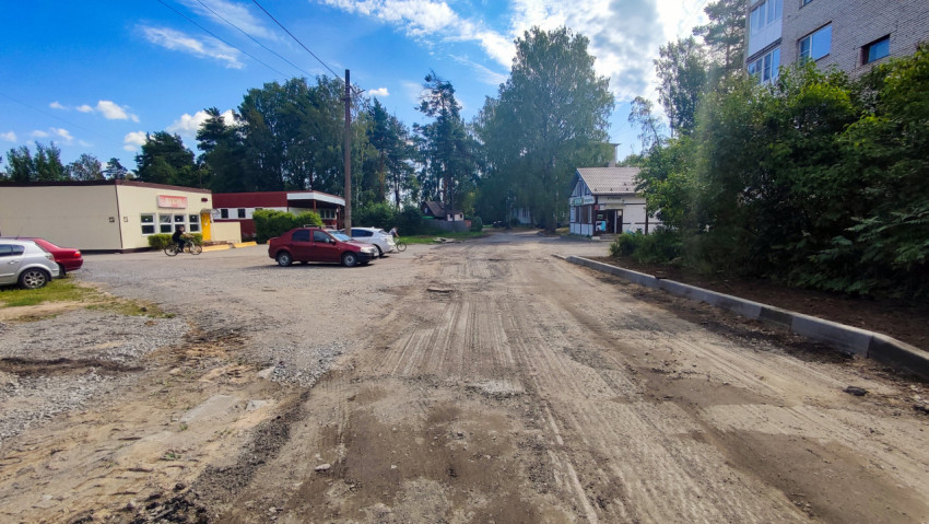 Дорога возле магазинов и жилых домов