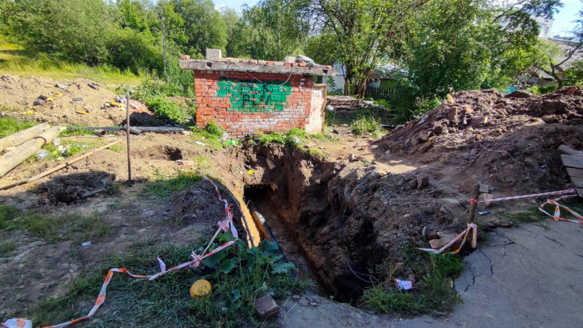 Земляные работы рядом с кирпичной постройкой
