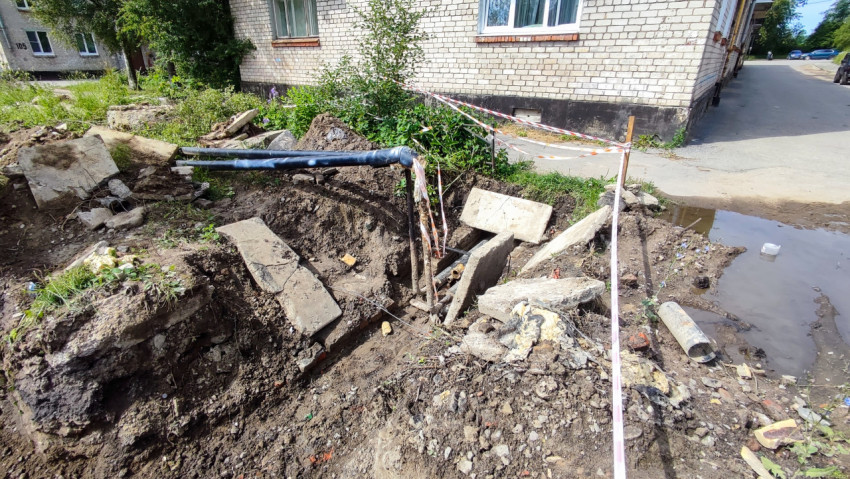 Раскопка инженерных коммуникаций возле жилого дома