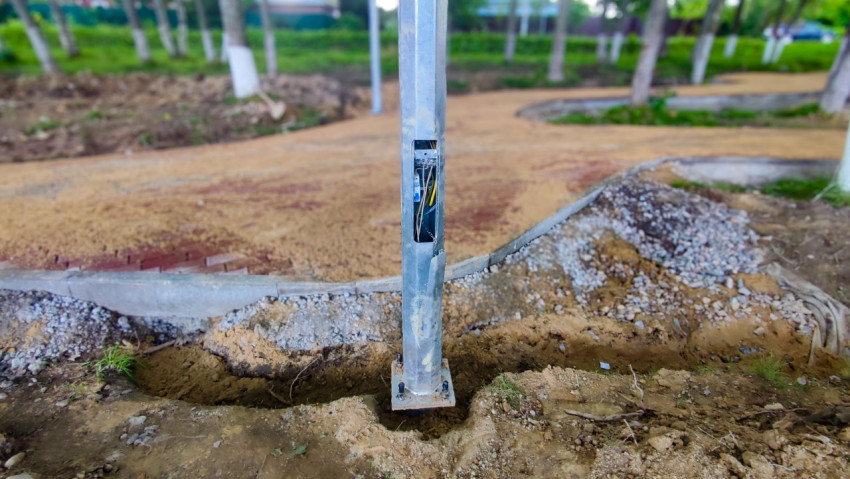 Металлическая опора с внутренним распределительным блоком