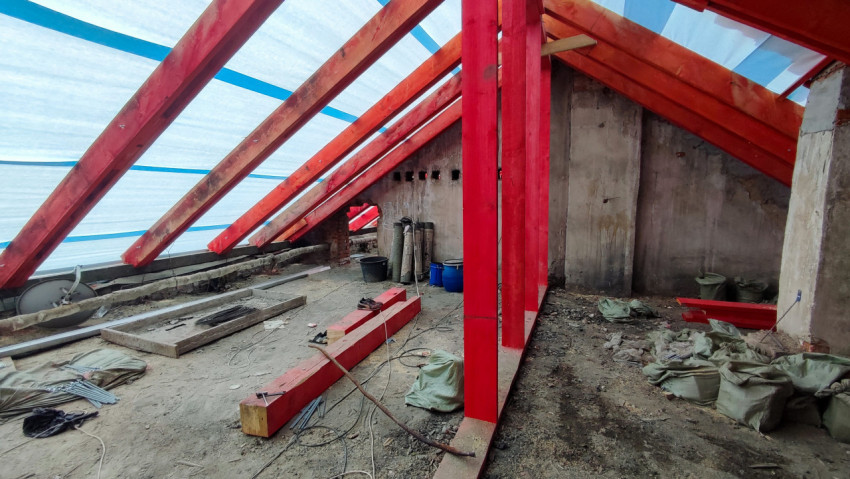 Реконструкция крыши здания с установкой деревянных стропил