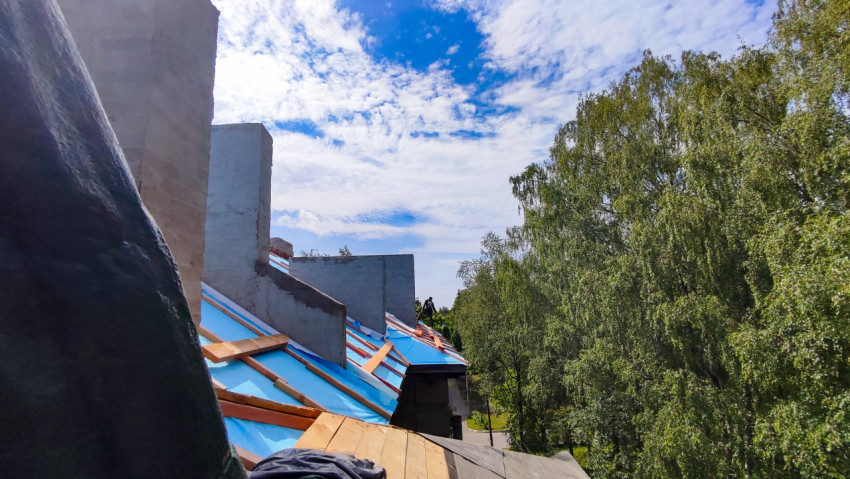 Ремонт крыши с установкой деревянной обрешётки и гидроизоляции