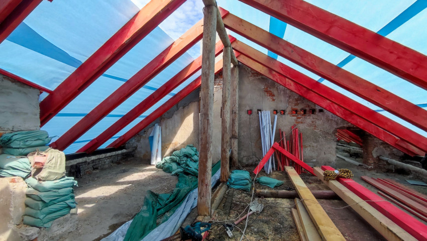 Чердак здания в процессе реконструкции крыши