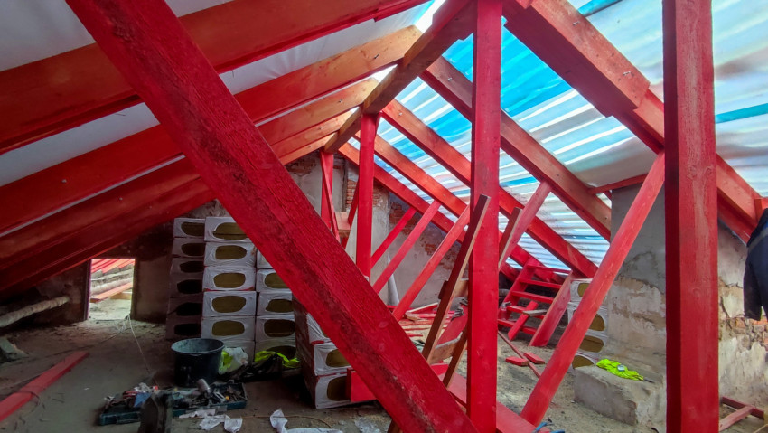 Установка дополнительных опор и стропил при ремонте крыши