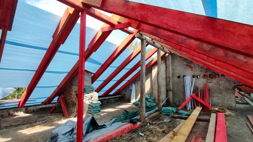 Установка стропил на крыше жилого здания