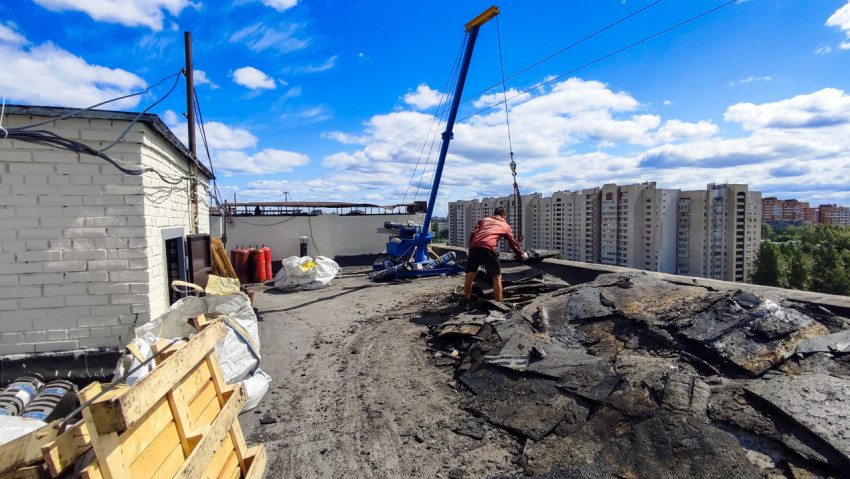 Демонтаж старого кровельного покрытия на крыше дома