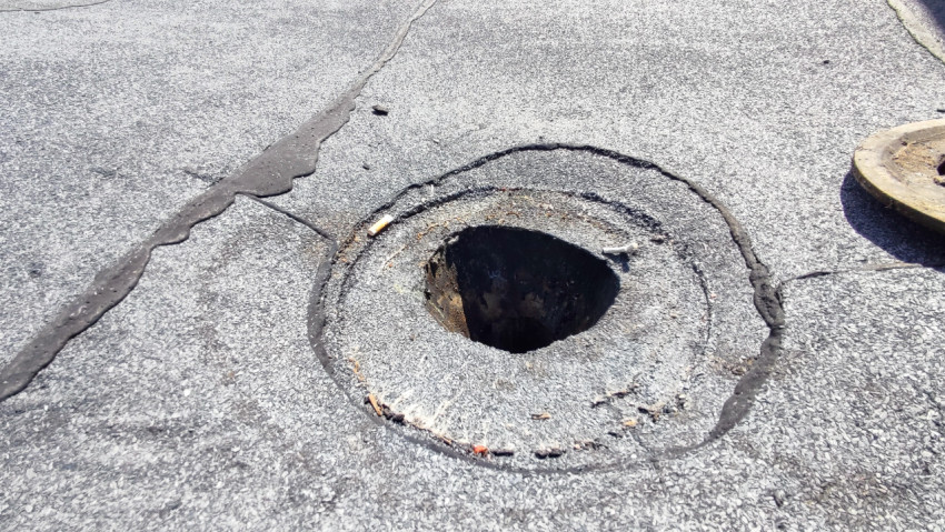 Водосточное отверстие на крыше с рулонным покрытием