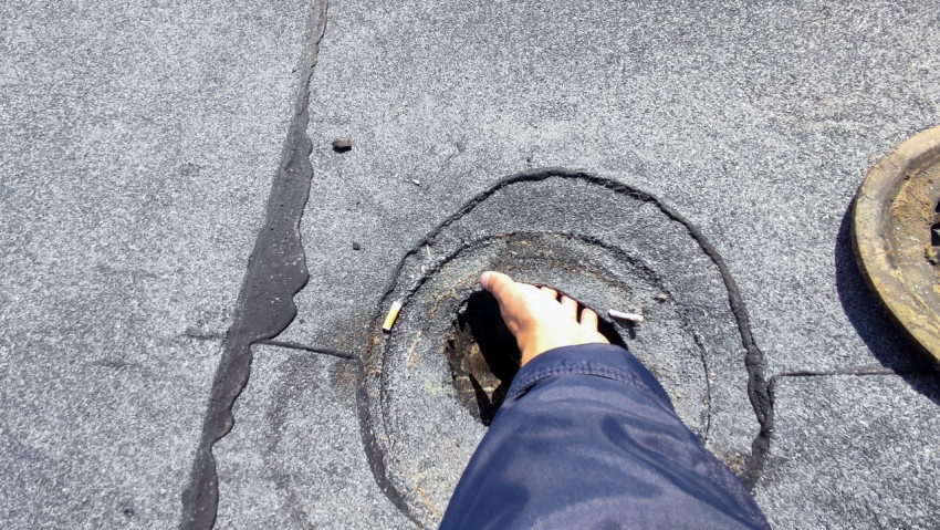 Проверка состояния водосточного отверстия на крыше