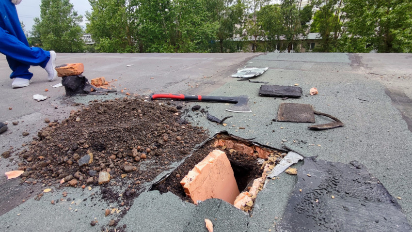 Отверстие в крыше здания во время обследования
