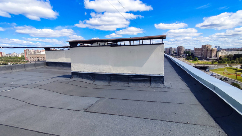 Вентиляционные шахты на крыше жилого дома