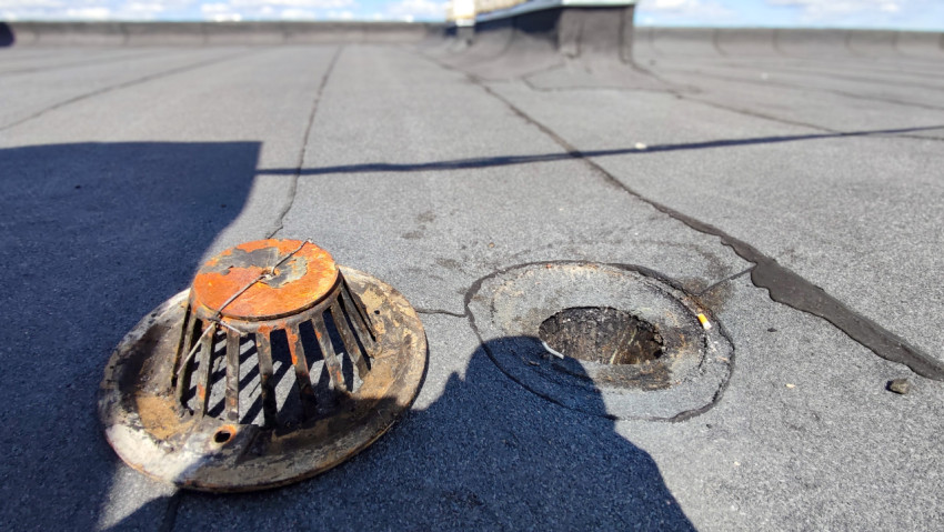 Дренажный элемент на крыше жилого дома