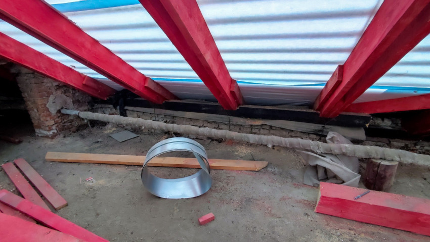 Чердак с деревянными стропилами и металлическим листом