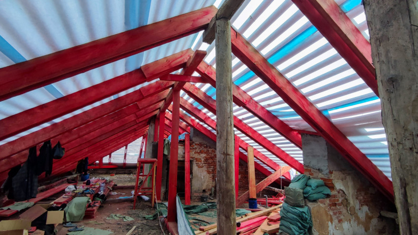 Чердак здания с установленными деревянными стропилами