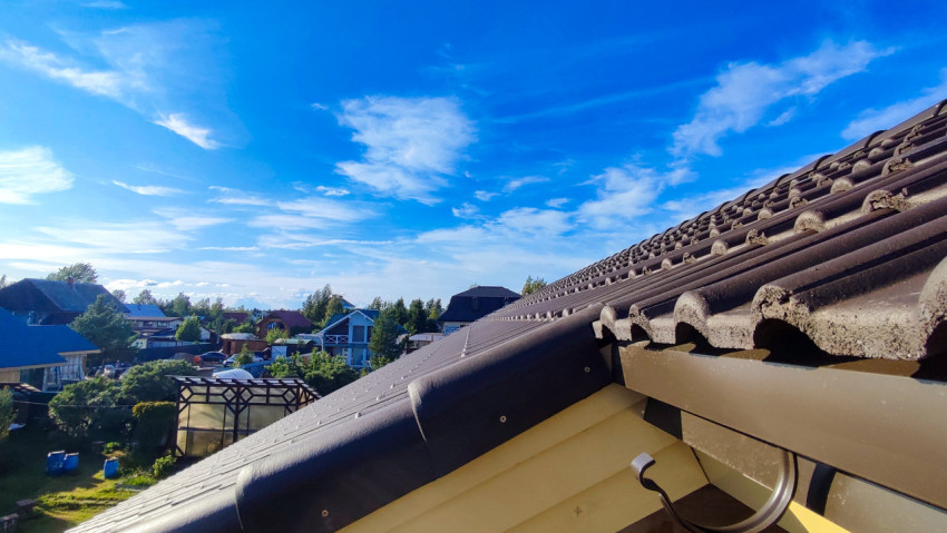 Крыша дома с черепицей и вид на жилой квартал