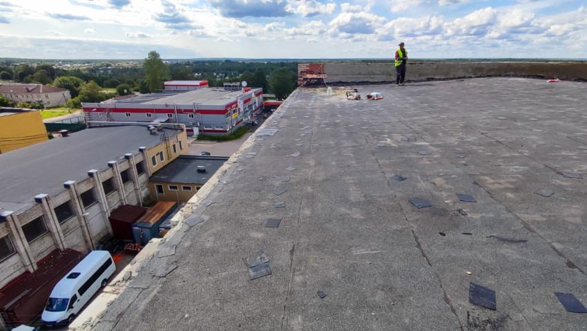 Рабочий на крыше во время ремонта