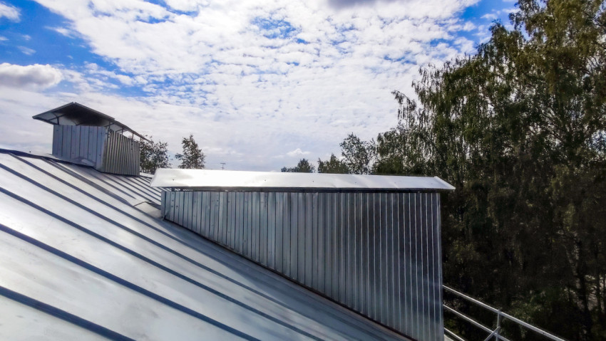 Металлические вентиляционные шахты на крыше здания