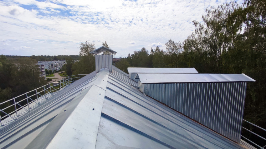 Металлическая кровля с вентиляционными шахтами