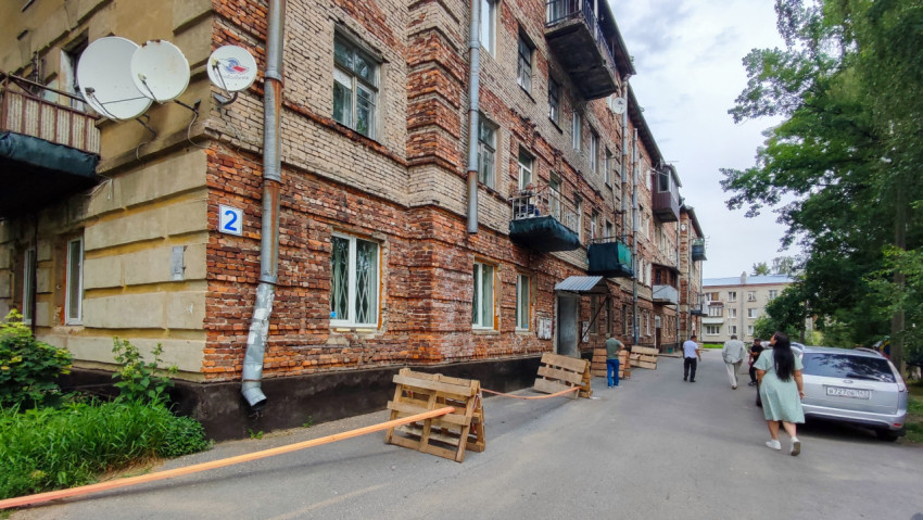 Кирпичный жилой дом с огражденной территорией во время ремонта