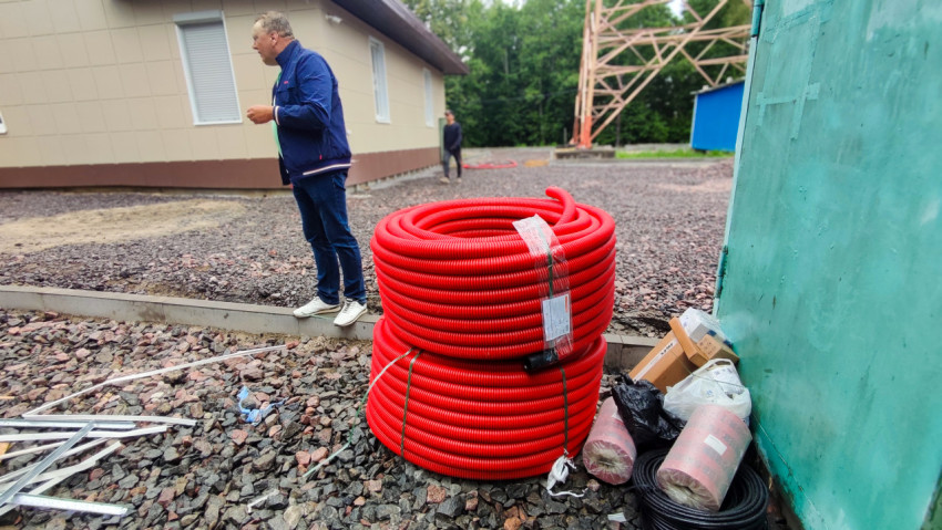 Бухта красной кабельной гофры на строительной площадке