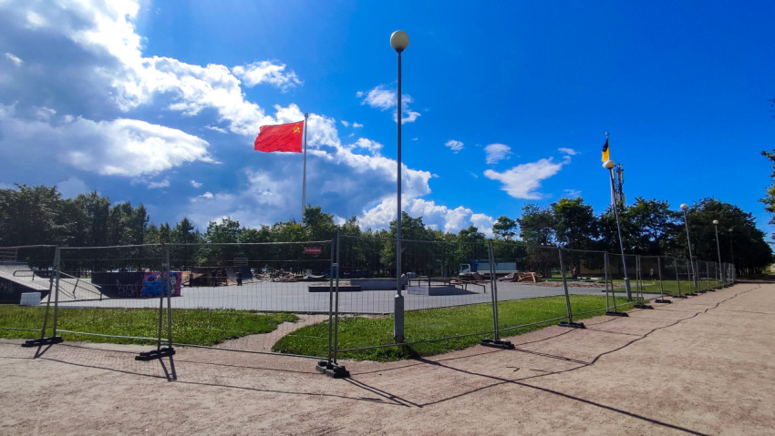 Советский и имперский флаги над огороженной площадкой