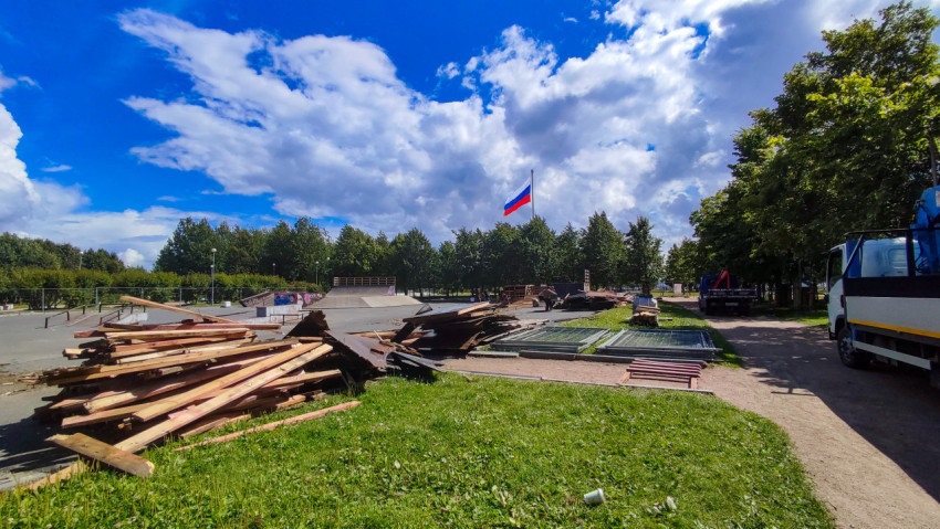 Российский флаг и строительные материалы возле скейт-парка