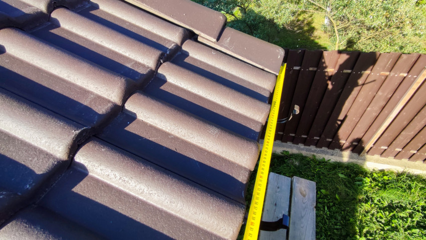 Замеры свеса крыши с использованием рулетки