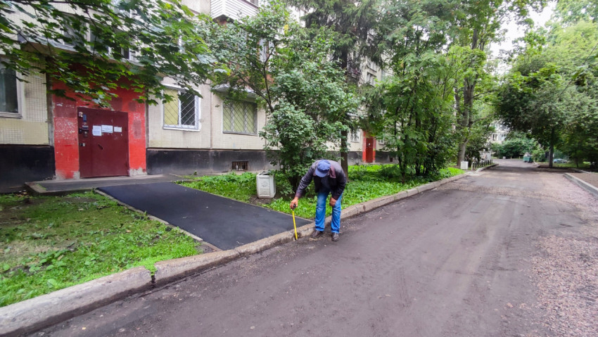 Замер бордюра у подъезда жилого дома