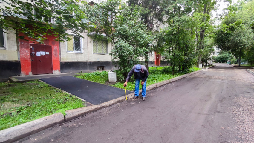 Замер высоты бордюра у подъезда жилого дома