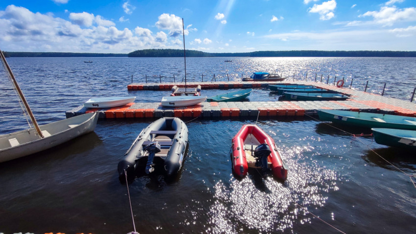 Лодки и катамараны у понтона на озере