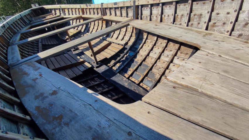 Конструкция деревянной лодки с настилом и балками