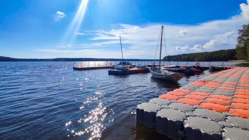 Понтон с лодками на озере