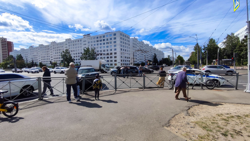 Поврежденные автомобили после аварии на перекрестке