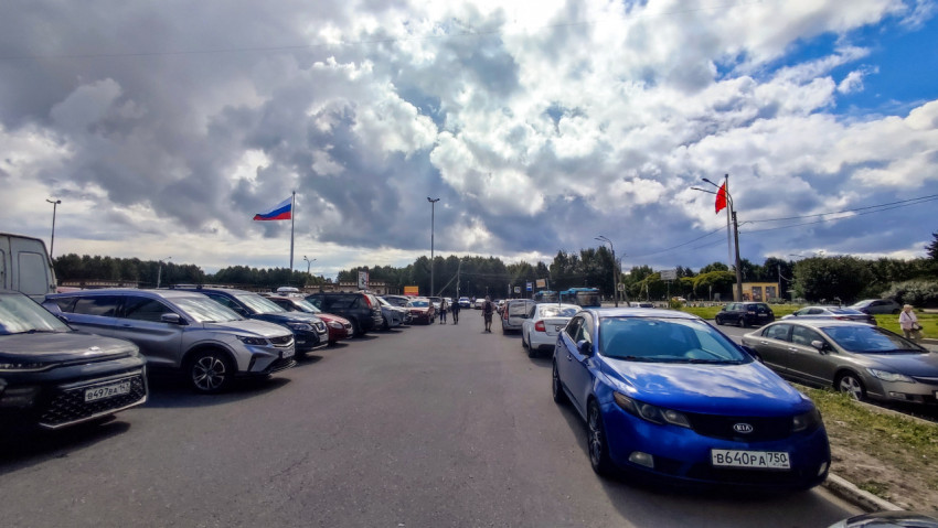 Парковка автомобилей с российским и советским флагами