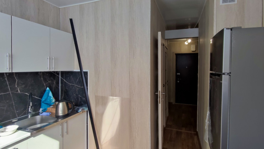 Кухня и коридор в квартире после частичного ремонта