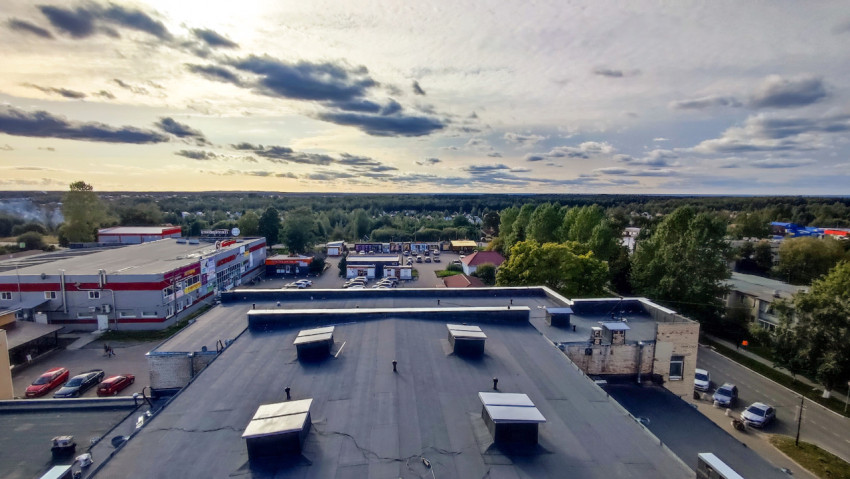 Вид на городскую застройку с высоты плоской крыши