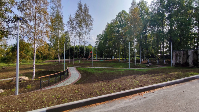 Пешеходная дорожка с фонарями в парке у берёз