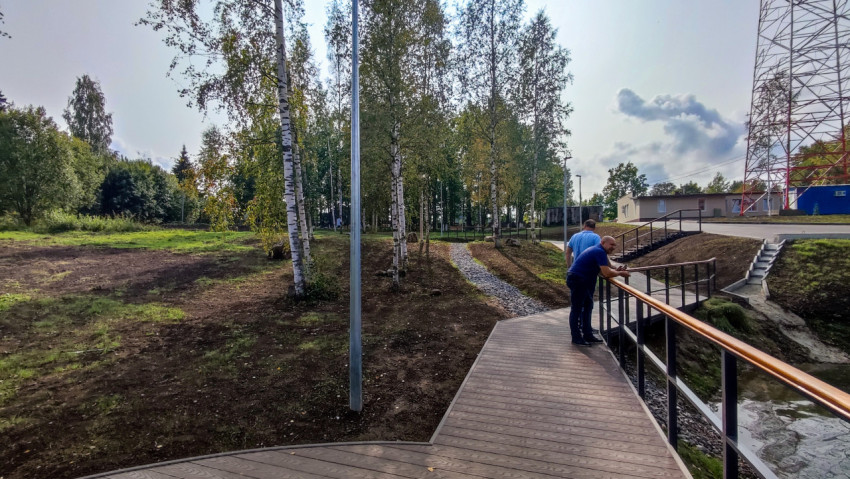 Набережная с деревянным настилом и берёзами после благоустройства