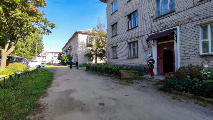 Жилой квартал с кирпичными домами и людьми во дворе