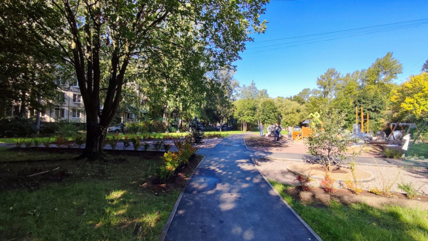 Асфальтированная дорожка и детская площадка во дворе