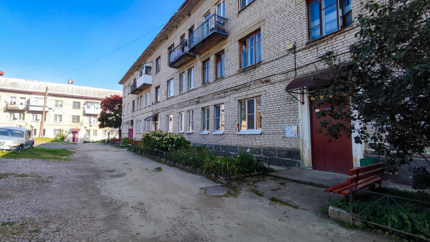 Кирпичный жилой дом советского типа с двориком и подъездом